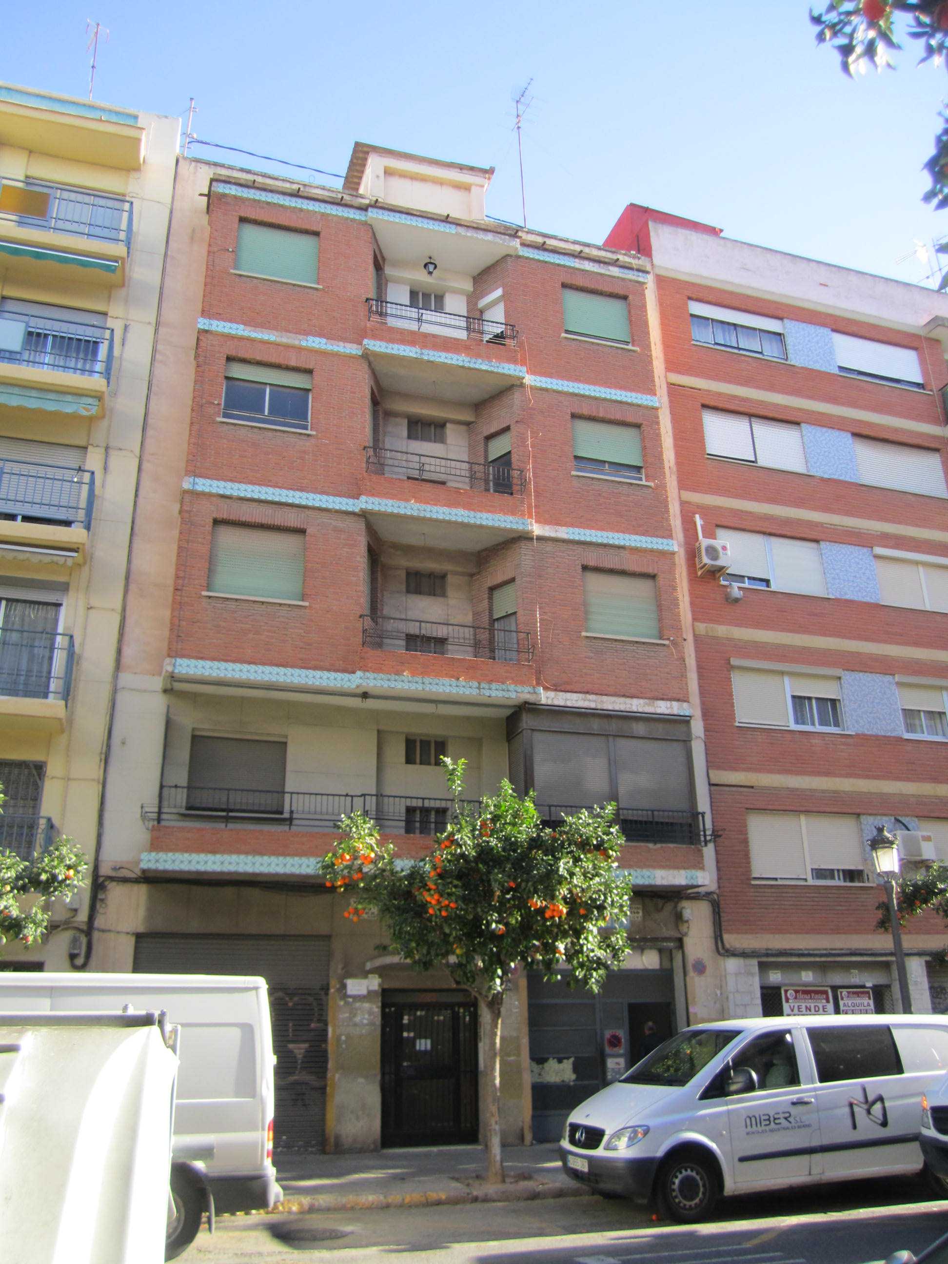 Fachada del inmueble en Avenida de Burjassot 228, Benicalap, Valencia, explotado comercialmente como Daphne Inn Valencia por Valencia City Roof Terrazas S.L.