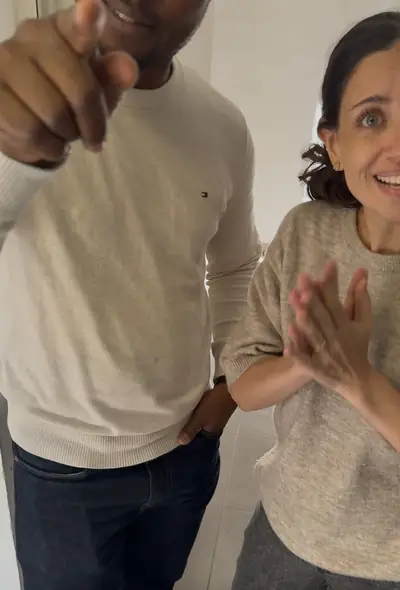 Daphne Friedrichs señalando el cartel durante el incidente del 26 de marzo de 2026 / Daphne Friedrichs pointing at the sign during the incident of 26 March 2026